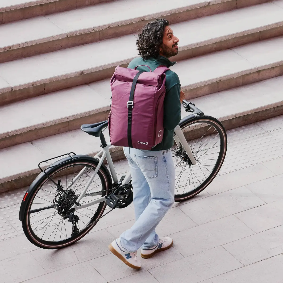 otinga Flip V3 aubergine-rot: Fahrradtasche, 2-in-1 Fahrradtasche und Rucksack, mit Laptopfach. Bei Bag-Age Berlin kaufen.