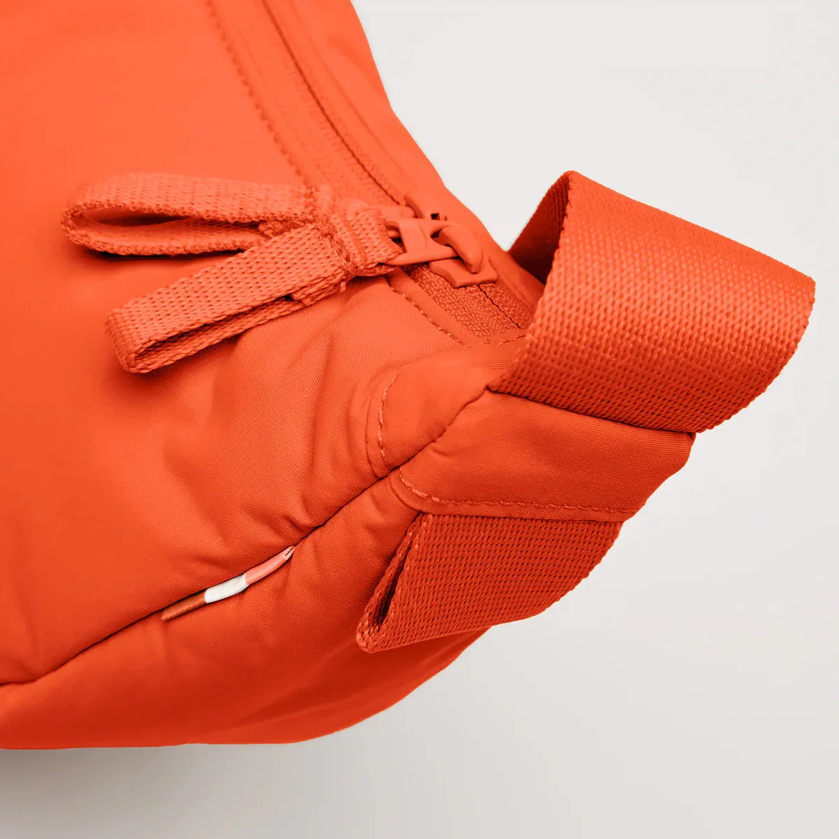 GOT BAG Cloud Moon Bag Small Hot Coral Monochrome – Detailansicht | nachhaltig | Bag-Age