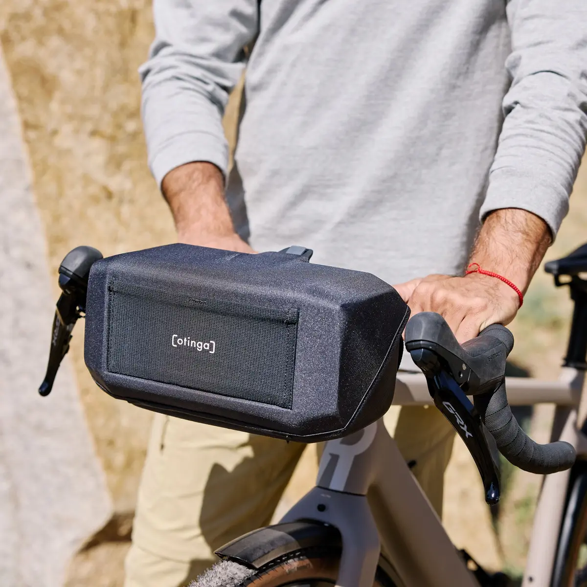 otinga Handlebag V2 schwarz für Radtouren & Wanderungen - 100% wasserdicht, Fair-Trade-zertifiziert, bei Bag-Age Berlin.