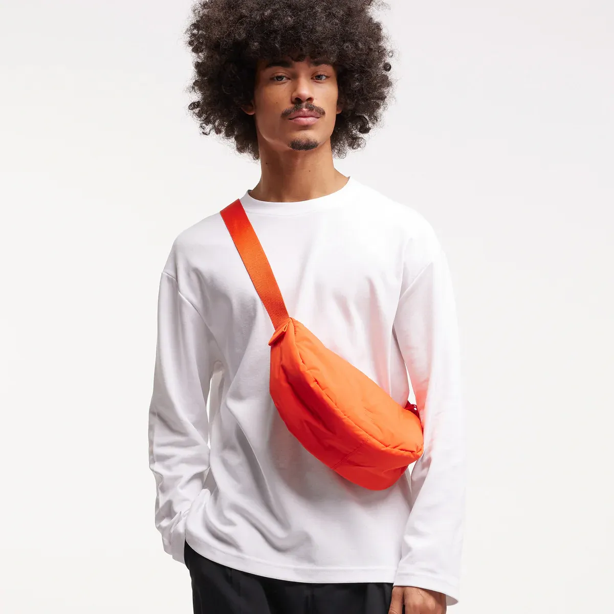 GOT BAG Cloud Moon Bag Small Hot Coral Monochrome – Lifestyle-Foto 2 | nachhaltig | Bag-Age