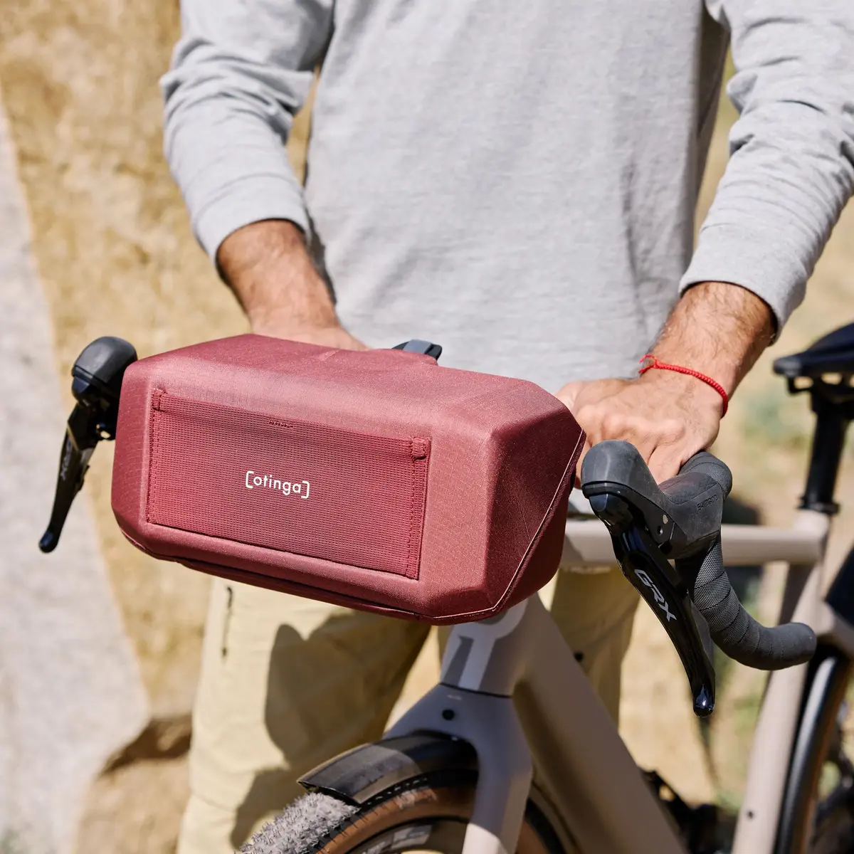 otinga Handlebag V2 rost-rot für Radtouren & Wanderungen - 100% wasserdicht, Fair-Trade-zertifiziert, bei Bag-Age Berlin.