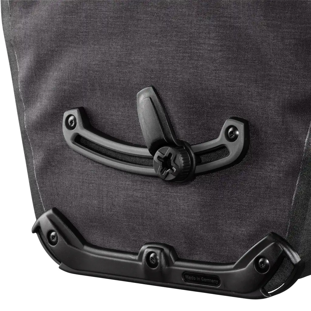 ORTLIEB Bike-Packer Plus Granite Fahrradtasche, Detailansicht, bei Bag-Age