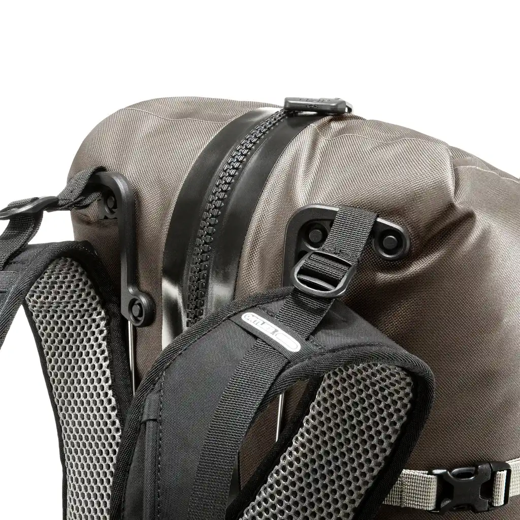 ORTLIEB Atrack Dark Sand Reiserucksack, Detailansicht, bei Bag-Age