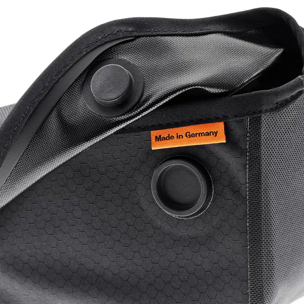 ORTLIEB Fuel-Pack Black Matt Top Tube Bag, Detailansicht, bei Bag-Age