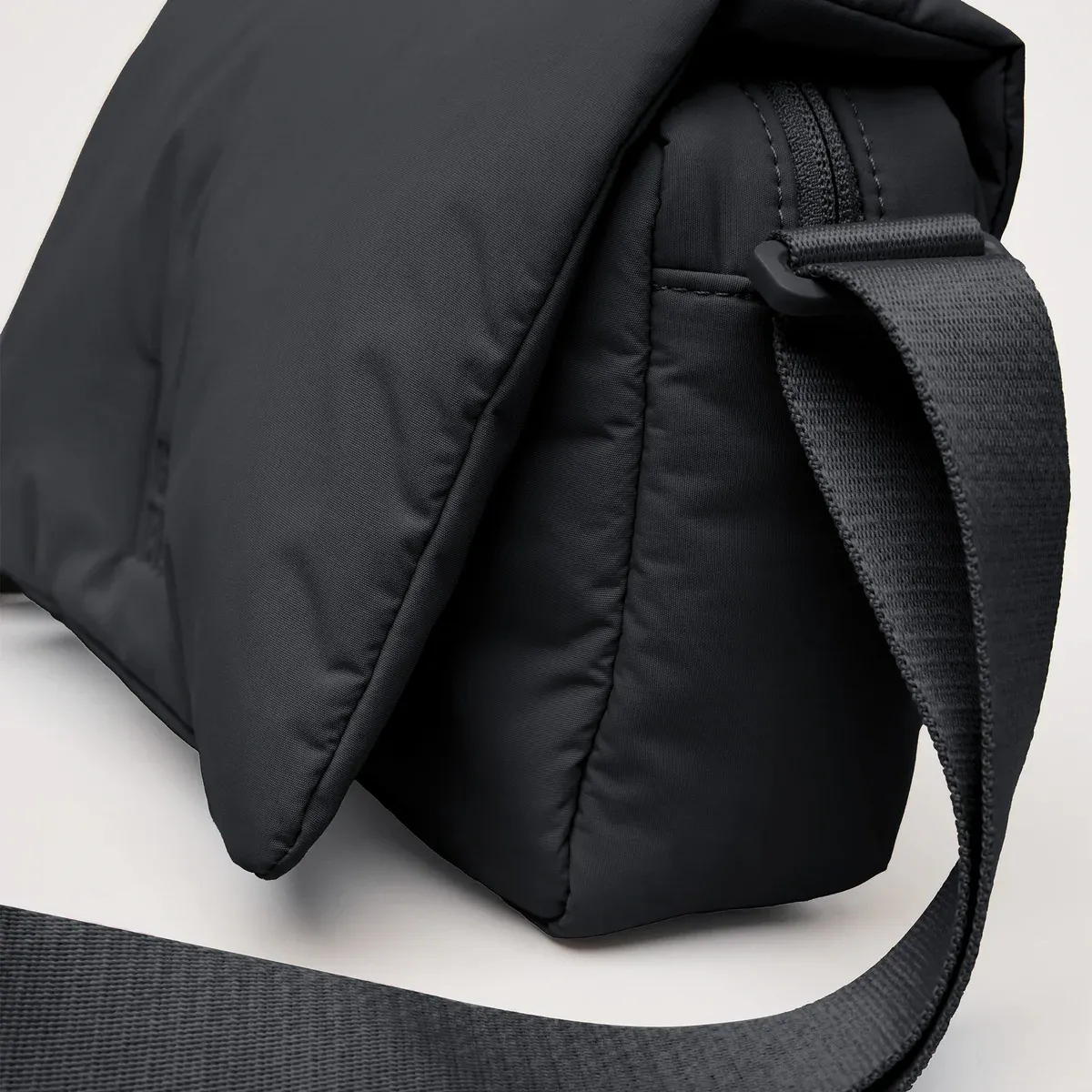 GOT BAG Cloud Crossbody Bag Black Monochrome – Detailansicht | nachhaltig | Bag-Age
