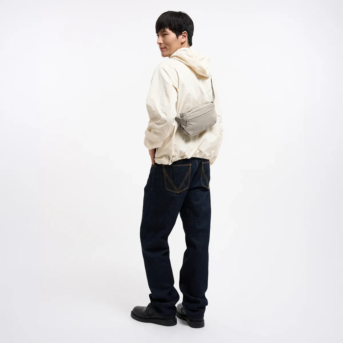GOT BAG Adapt Sling Bag Scallop Monochrome – Lifestyle-Foto 3 | nachhaltig | Bag-Age