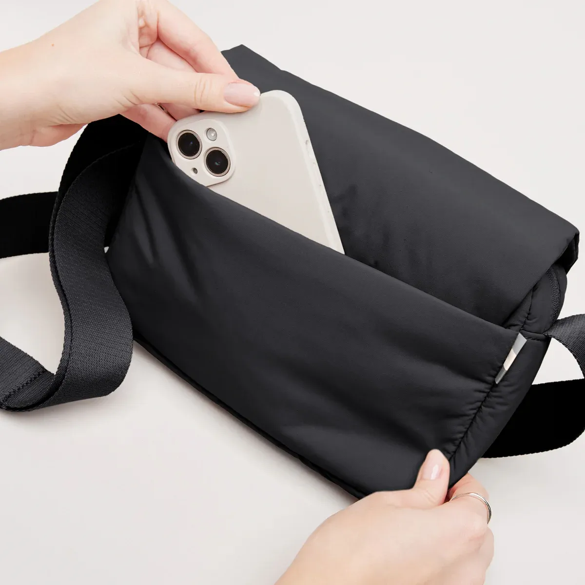 GOT BAG Cloud Crossbody Bag Black Monochrome – Produktbild 3 | nachhaltig | Bag-Age