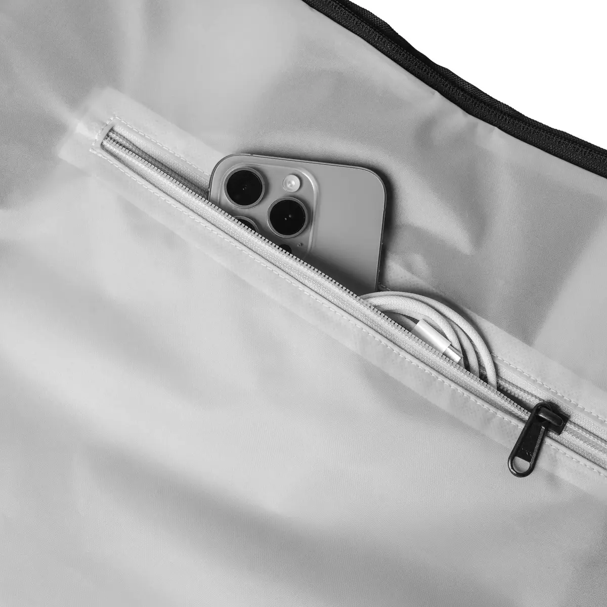 otinga Shopper V3 schwarz für Pendeln & Alltag in der Stadt - 100% wasserdicht, Fair-Trade-zertifiziert, bei Bag-Age Berlin.