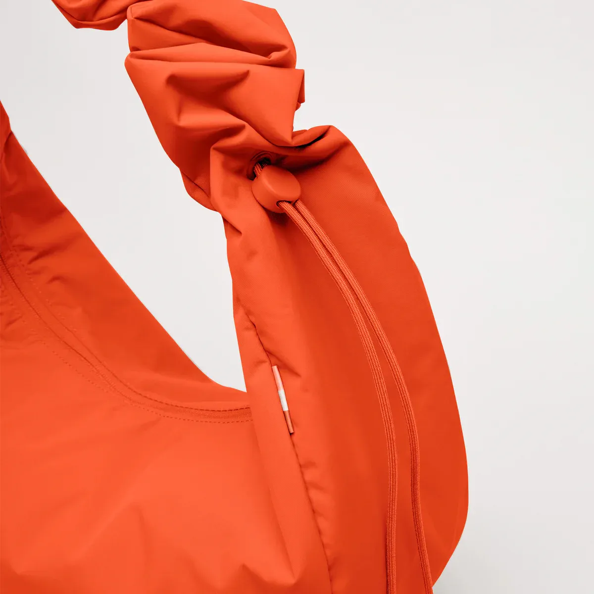 GOT BAG Moon Bag Ruffle Vichy Hot Coral Monochrome – Detailansicht | nachhaltig | Bag-Age