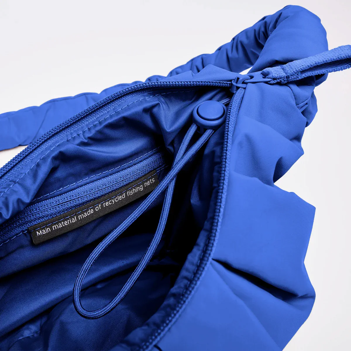 GOT BAG Pleat Moon Bag Small Cobalt Monochrome – Seitenansicht 2 | nachhaltig | Bag-Age