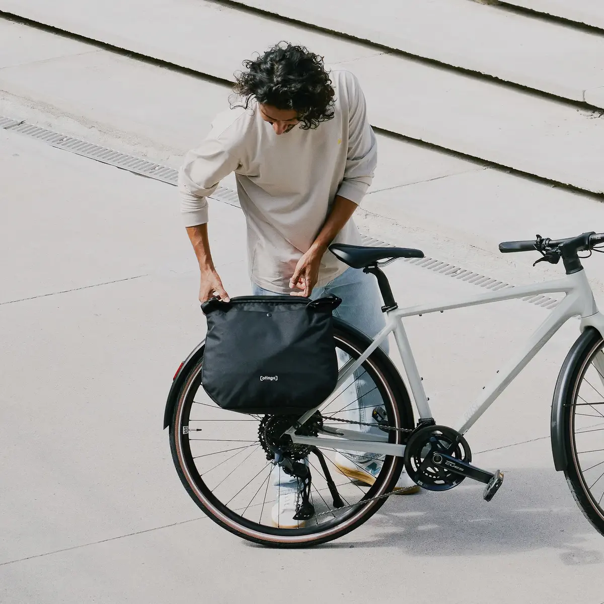 otinga Shopper V3 schwarz für Pendeln & Alltag in der Stadt - 100% wasserdicht, Fair-Trade-zertifiziert, bei Bag-Age Berlin.