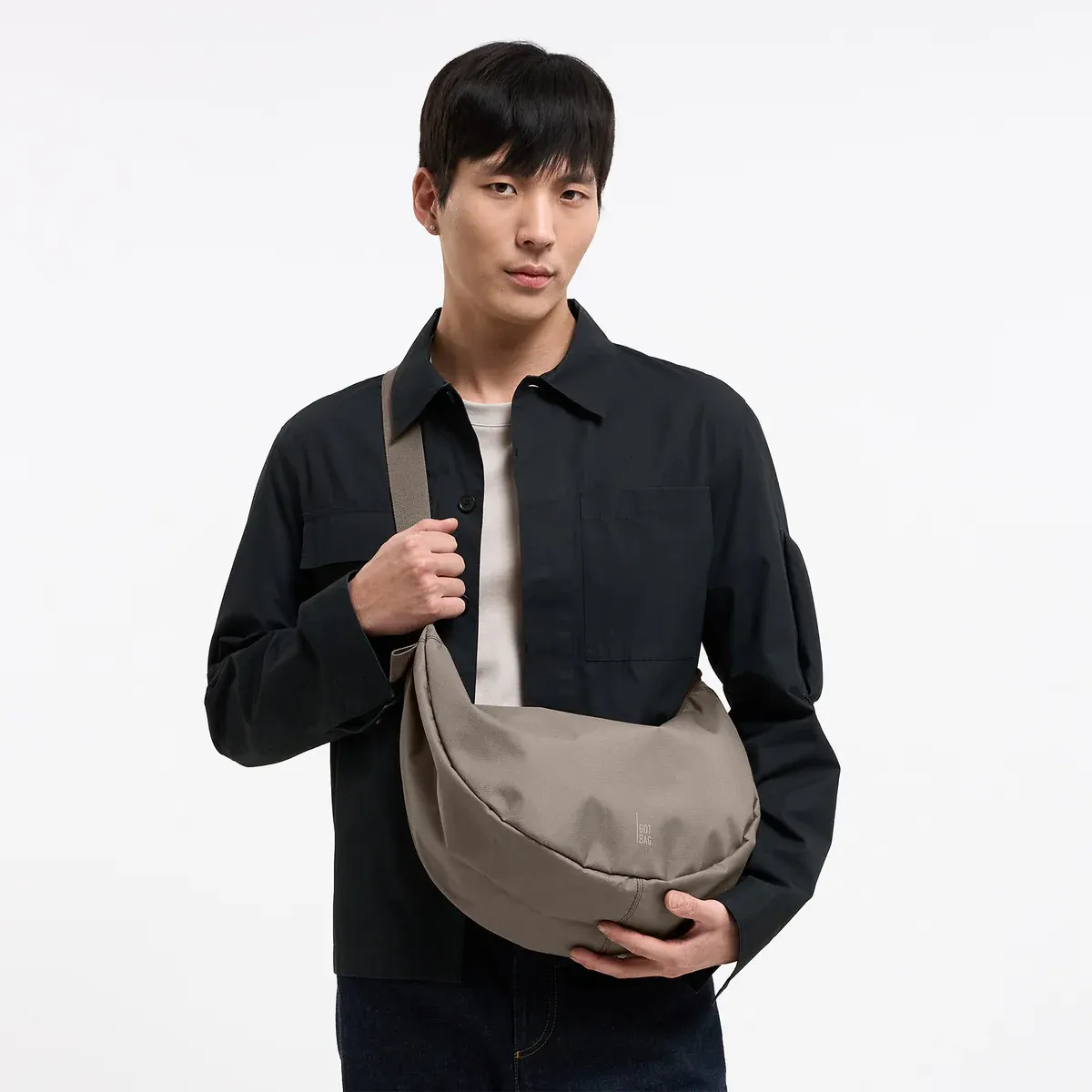 GOT BAG Moon Bag Large Seal Monochrome – Lifestyle-Foto 2 | nachhaltig | Bag-Age
