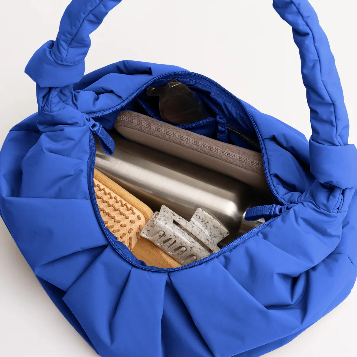 GOT BAG Pleat Moon Bag Small Cobalt Monochrome – Seitenansicht 1 | nachhaltig | Bag-Age